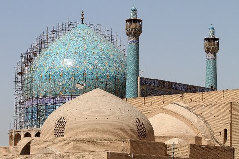 رفتم اصفهان، برای کار آسان، کَپه گذاشتند سرم، گفتند برو آسمان- ضرب المثل 16